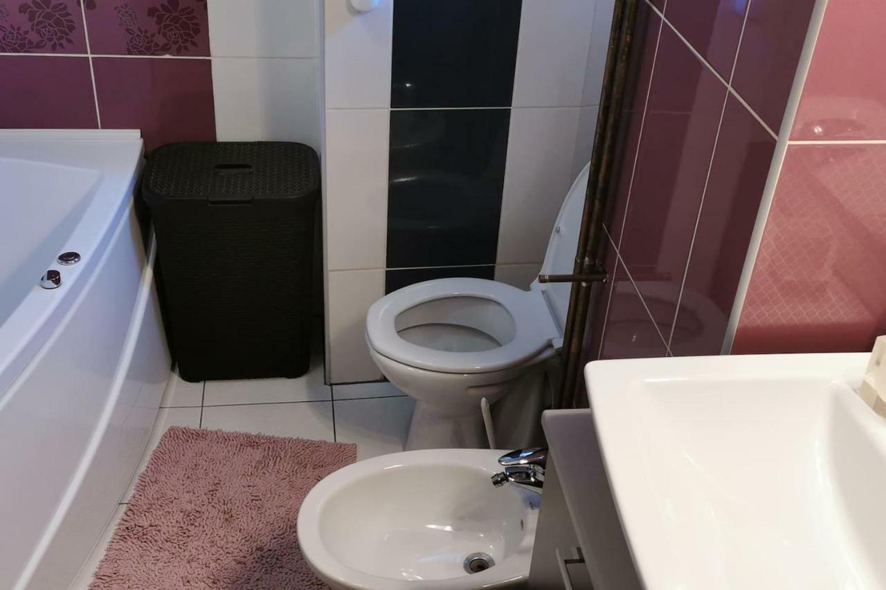 Luxury Apartment With Two Bedrooms And Large Living Room, 100 Square Meters, City Center Gran Varadino Esterno foto