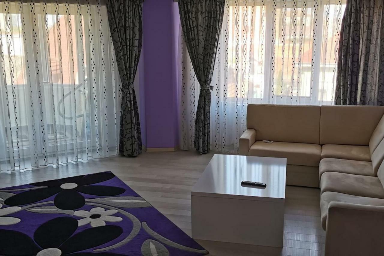 Luxury Apartment With Two Bedrooms And Large Living Room, 100 Square Meters, City Center Gran Varadino Esterno foto